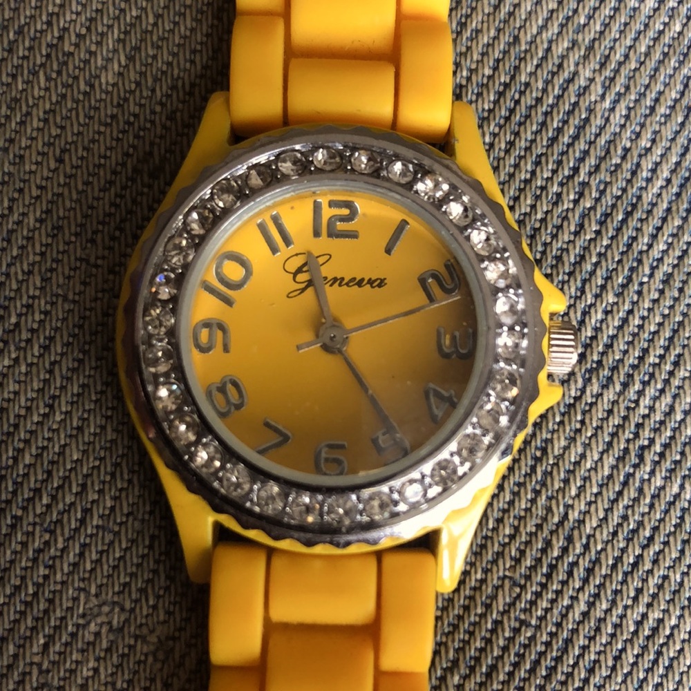 🇺🇸Geneva yellow silicone band watch